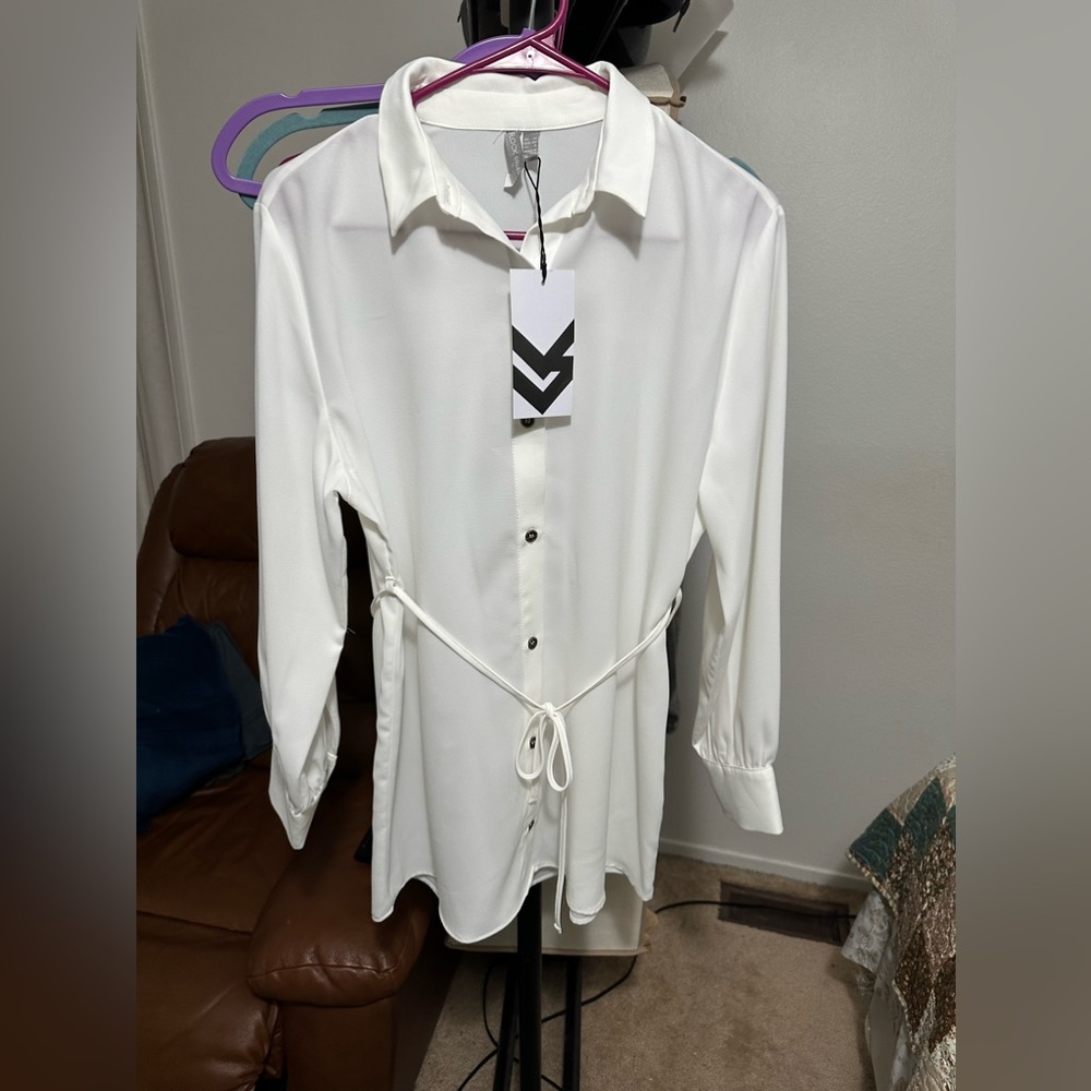 New with Tags. Blouse Polyester Medium Long Sleeve with Collar. US size 6 (M)